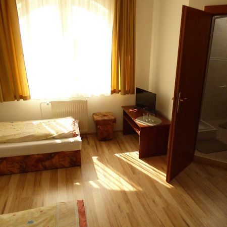 Vazinka Hotel Madunice Екстериор снимка