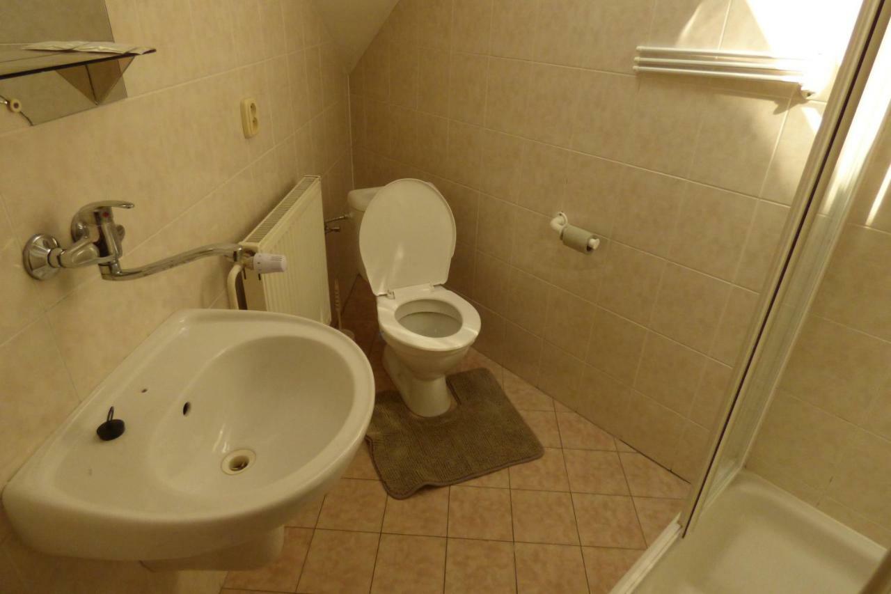 Vazinka Hotel Madunice Екстериор снимка