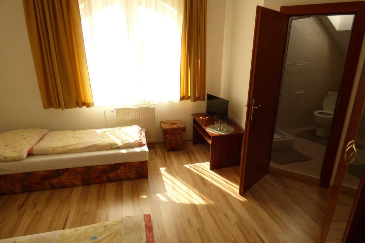 Vazinka Hotel Madunice Екстериор снимка