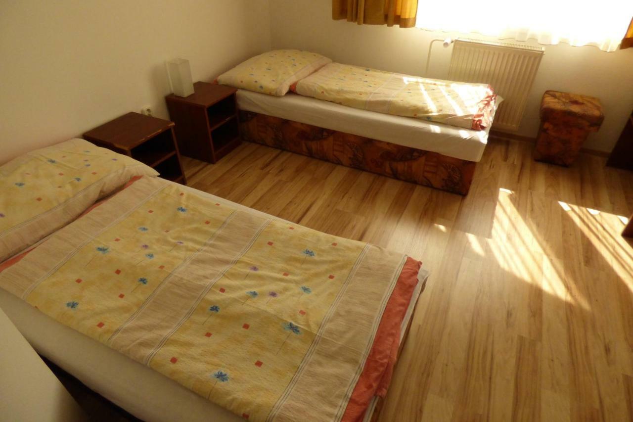 Vazinka Hotel Madunice Екстериор снимка